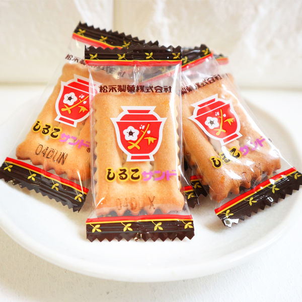 Star Shiruko Sandwich Biscuits with Hokkaido azuki bean paste, packaged on a plate; contains dairy, wheat, soybean, and apple allergens.