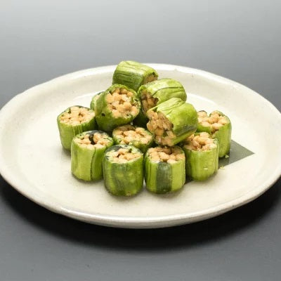 Plate of matcha candy 80g with a taste of Mukden, showcasing small green sweets wrapped around a crunchy filling.