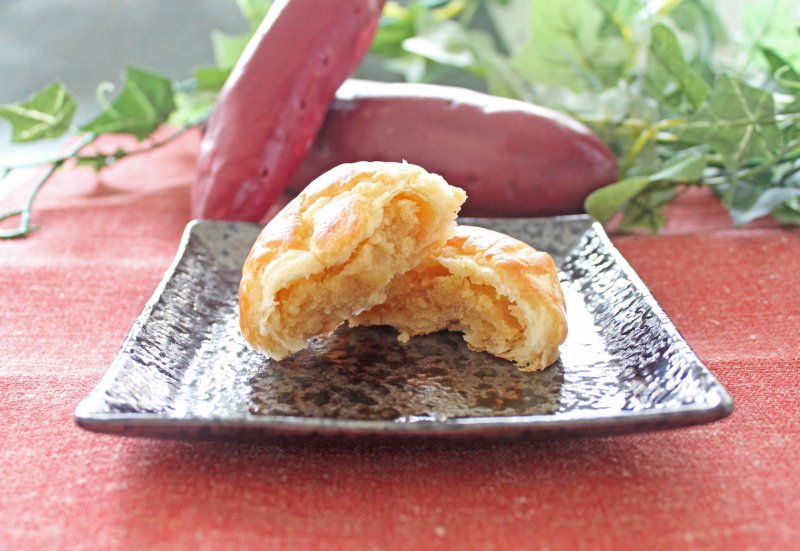 Naruto Kintoki sweet potato pie with flaky crust, featuring Tokushima-produced potato filling on a decorative plate.
