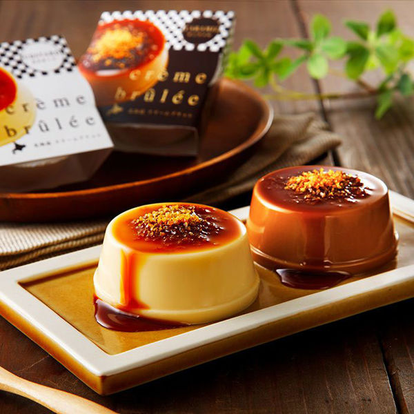 Hokkaido crème brûlée with rich cream and caramel sauce, featuring melt-in-the-mouth texture and exquisite sweetness, served on a tray.
