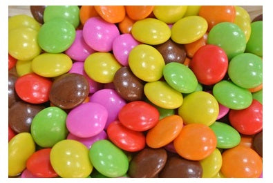 Colorful sugar-coated chocolates in assorted colors, ideal for decorating and snacking.
