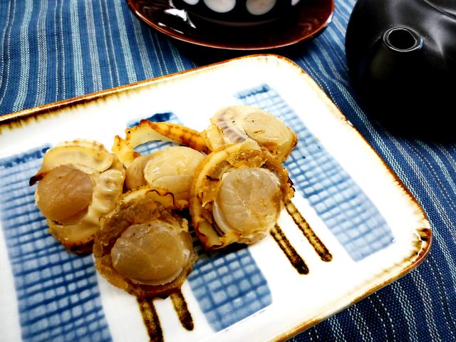 Grilled Japanese scallops from Hakodate, Hokkaido on a plate, highlighting wheat and soybean allergens.