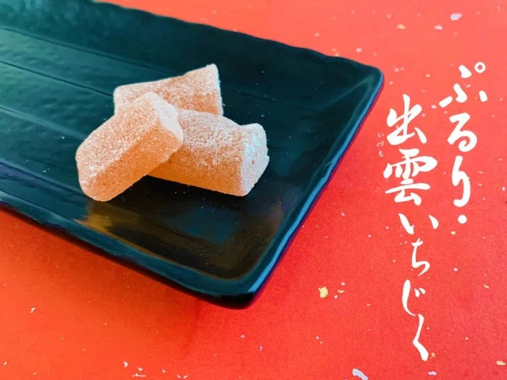 TSUYAMAYA SEIKA Izumo Figs Kanten Jelly on black plate, featuring glutinous texture from Horai persimmon figs and agar.