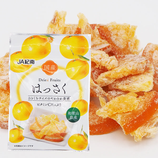 Hassaku dried fruit from Wakayama in soft bite-size pieces with refreshing sourness and fruity flavor; packaged for freshness.